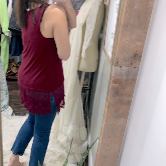 Emma G cranberry color sleeveless top with lace hem size large - Picture 4 of 5